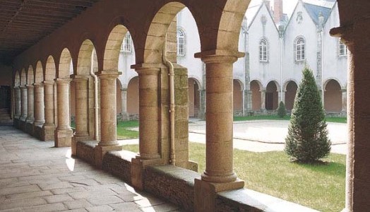 Quelle différence y-a-t-il entre une abbaye et un monastère ?